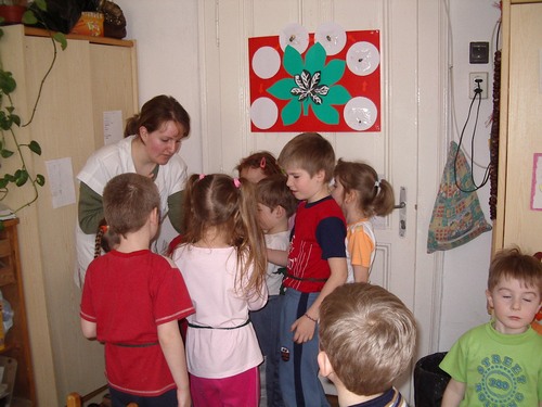 A gesztenyefa rügyének fejlődését a csoportban elhelyezett táblán dokumentálják a gyerekek