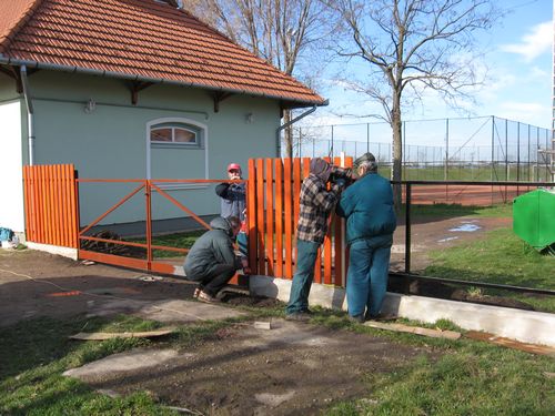 Kondoroson a TESZI dolgozói kerítést építenek