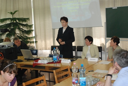 Takácsné dr. Hájos Mária dékán asszony bemutatja a TSF MVK karát, ahol turisztikai oktatás is folyik, falusi turizmus