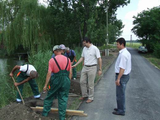 A helyszíni bejárás során a védőkorlátok, az útpadka helyreállítását is megtekintette Domokos László a közgyűlés elnöke és Hamza Zoltán, Békésszentandrás polgármestere