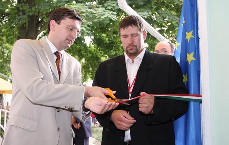 Domokos László, a Megyei Közgyűlés elnöke és Simonka György, Pusztaottlaka polgármestere az orvosi rendelőt hivatalosan is megnyitotta
