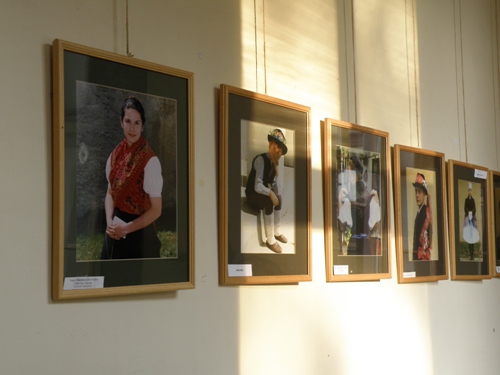 A Magyarországi Német Néptánchagyományok Ápolása Alapítvány 190 darab képből álló népviseleti kiállítása a békési városháza emeleti folyosóját díszítette két héten keresztül. 