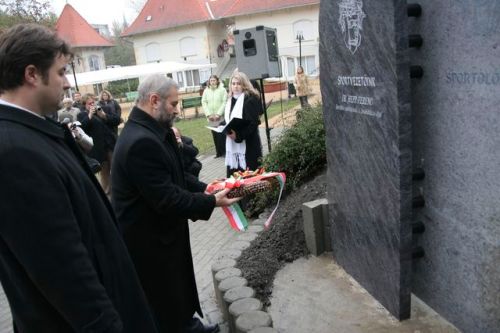 Izsó Gábor, Békés város polgármestere elhelyezi a koszorút a város nevében Dr. Hepp Ferenc emlékére