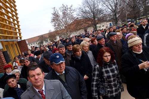 Több száz békési lakos jött el a ceremóniára, az uszoda december 14-től áll a vendégek rendelkezésére.
