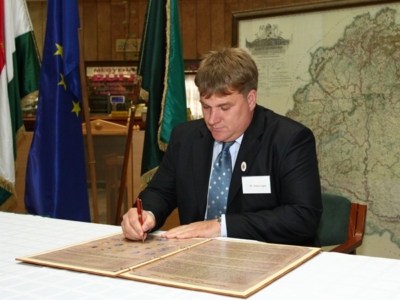 Dr. Szűcs Lajos, a MÖOSZ társelnöke, Pest Megyei Közgyűlési elnöke