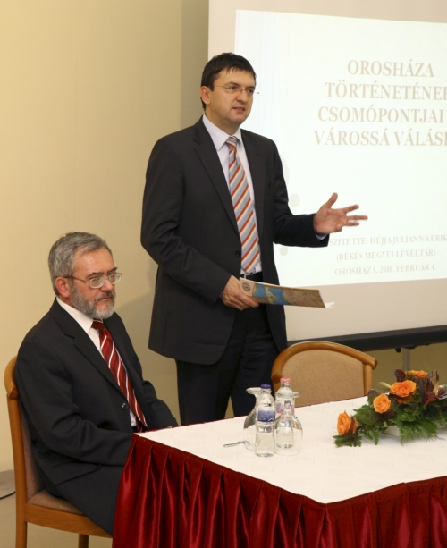 Dr. Erdész Ádám, a Békés Megyei Levéltár igazgatója és Domokos László, a Békés Megyei Közgyűlés elnöke 