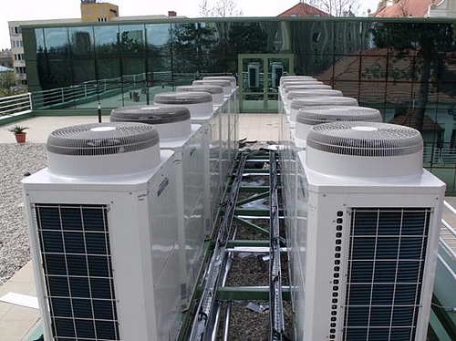 Az épület tetején elhelyezett úgynevezett levegő-levegő rendszerű új technológiás hőszivattyú