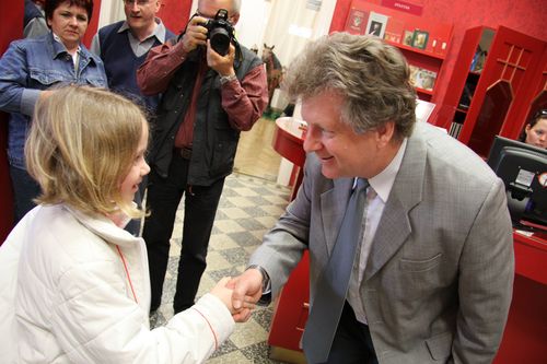 Dr. Szatmári Imre ajándékcsomaggal köszöntötte a 10.000. látogatót a Munkácsy Mihály Múzeumban