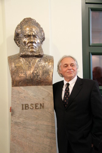 Henrik Ibsen szobra Mihály Gábor Kossuth-díjas szobrászművész alkotása
