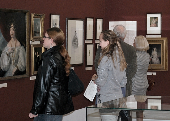 A látogatók épp az egyedülállóan gazdag kiállítási anyaggal ismerkednek