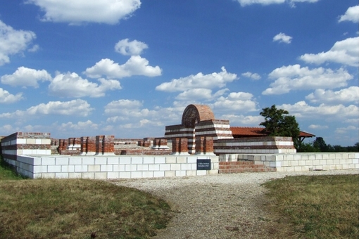 Az Árpád-kori monostor rekonstruált romjai 