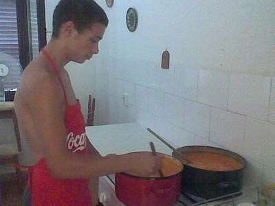 A Szociális és gyermekvédelmi Központ magyarbánhegyesi fiataljai lekvár főzés közben