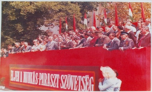 A dísztribün az 1976 augusztus 20-i alkotmánynapi ünnepségen Békéscsabán
