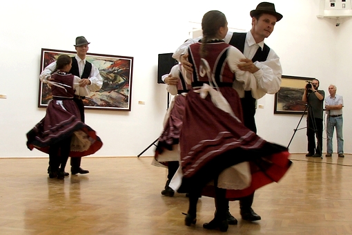 A megnyitót a Tabán Táncegyüttes tagjainak műsora színesítette, akik kalotaszegi és magyarpalatkai táncokat adtak elő