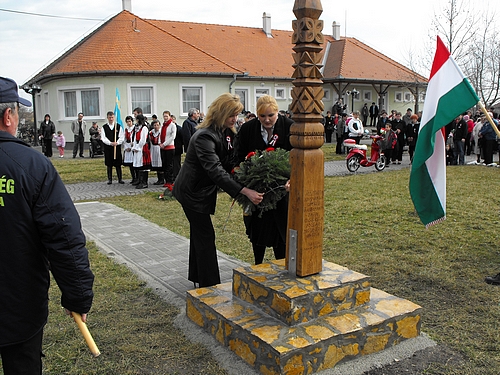 Kopjafaavatás 2011. március 15-én, jobbról Kovács Mária ecsegfalvi polgármester