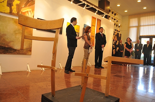 A Projekt 3 című kiállítás megnyitója, a háttérben Fülöp Józseffel és Czikó Évával, Hargita Megye Tanácsa Műemlékvédelmi Közszolgálatának munkatársaival, valamint Farkas Zoltánnal, a Békés megyei közgyűlés elnökével