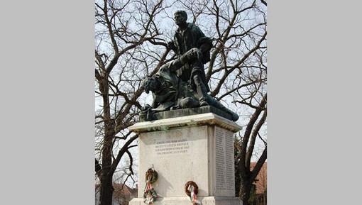 A gyulavári hősi szobor