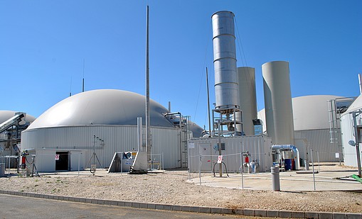 Vágóhídi hulladékból és trágyából energia - biogázüzemet avattak Szarvason