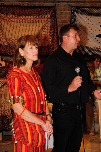Dr. Tomory Ibolya, a kiállítás szakmai rendezője és Ando György megyei múzeumigazgató-helyettes
