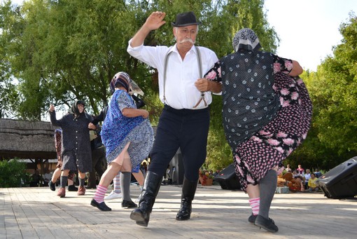 Az eseményen a Csökmői Nyugdíjasokért Egyesület táncosai is felléptek