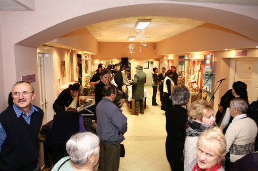 A megnyitóra érkezett vendégek a múzeum Kamara Termében