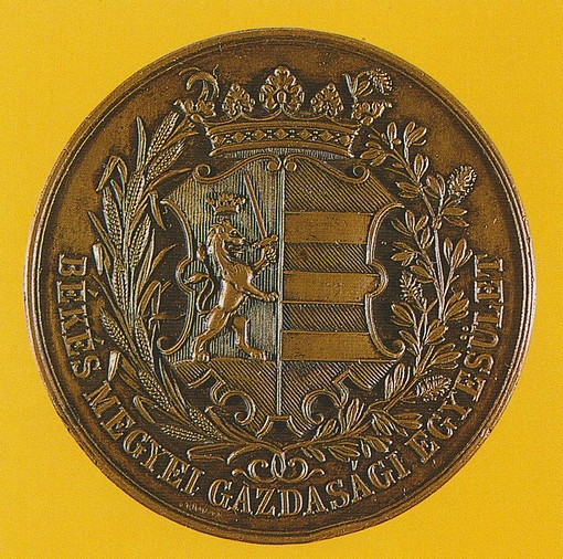 A Békés Megyei Gazdasági Egyesület érméje a Munkácsy Mihály Múzeum kiállításában
