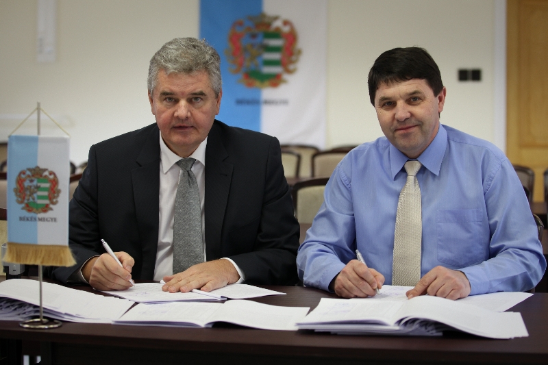 Vantara Gyula, Békéscsaba Megyei Jogú Város polgármestere is aláírt Farkas Zoltán megyei elnökkel