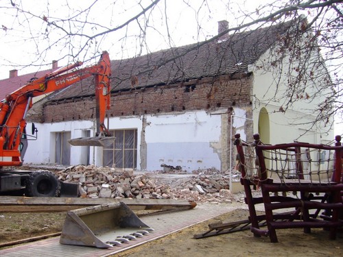 Elkezdődött a bontás a Többsincs Óvoda Hősök utcai épületén.