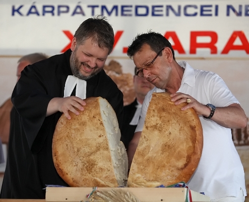 Babák Mihály Szarvas város polgármestere megtöri az új kenyeret. Fotó: Zentai Péter