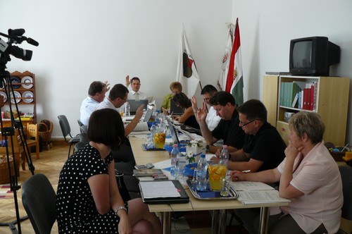 Kondoros Nagyközség Önkormányzatának Képviselő-testülete a felújított óvoda-épületben tartotta tetsületi ülését.