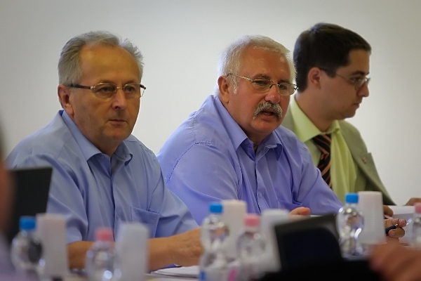 Balogh József, Tolnai Péter megyegyűlési képviselők és Mucsi András társadalmi megbízatású alelnök (mindannyian FIDESZ-KDNP) támogatták az előterjesztéseket
