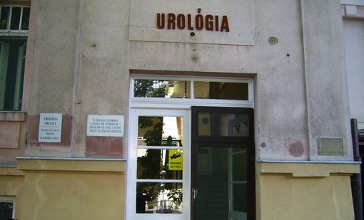 Elkezdődött az urológia épületének bontása a Békés Megyei Pándy Kálmán Kórházban Gyulán