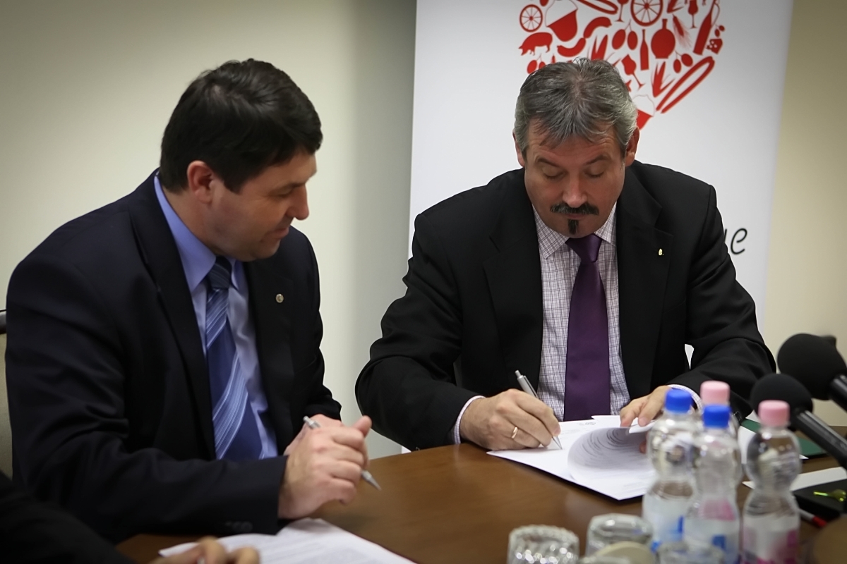 Farkas Zoltán, Békés megye elnöke és V. Németh Zsolt államtitkár aláírják a mintaprojekt kidolgozásáról szóló szerződést