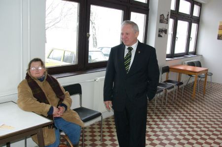 Várfi András polgármester látogatása a könyvtárban és az ügyfélszolgálaton