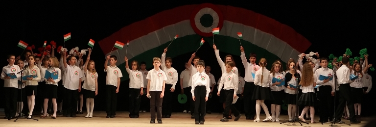 Hetven általános iskolás kisdiák tartott felemelő ünnepi műsort