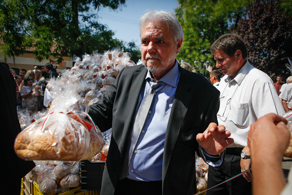 Oszter Sándor színművész, Kondoros város díszpolgára is segített a kenyérosztásban 