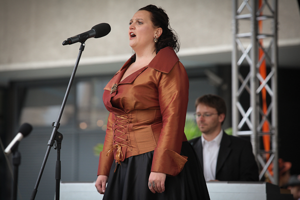 Galambos Hajnalka operaénekesnő Rázga Áron kíséretében adott elő Kodály és Erkel műveket.