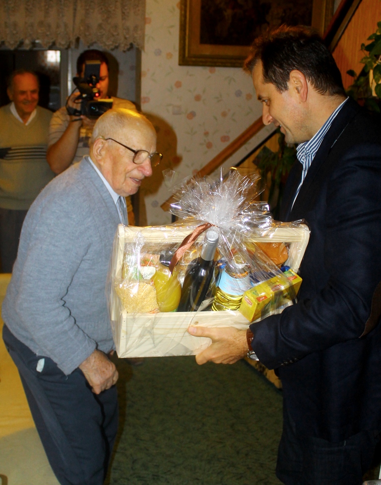 Szedmoharszki „Matyi bácsi” otthonában látta vendégül a polgármester urat, aki egy ajándékcsomaggal kedveskedett a 101 éves ünnepelt számára