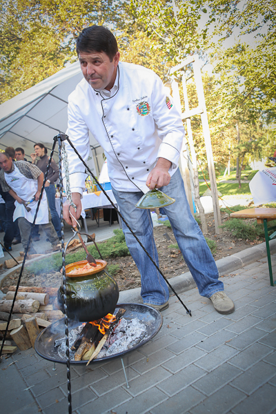 Farkas Zoltán, a verseny fővédnöke bemutató főzés keretében káposztás angolnát főzött.