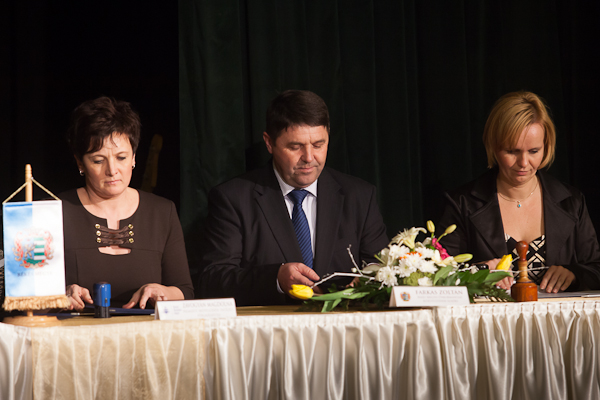 A megállapodást Farkas Zoltán, a Békés Megyei Önkormányzat Közgyűlésének elnöke, Závogyán Magdolna, a Nemzeti Művelődési Intézet főigazgatója és Kocsis Klára, a Nemzeti Művelődési Intézet Békés megyei vezetője írták alá.