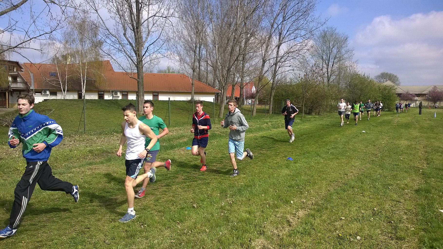 Városi mezei futóversenyen vettek részt ma diákjaink!