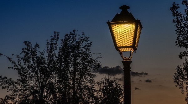 A lakók szerint előbb is fel lehetne kapcsolni a világítást Békéscsabán