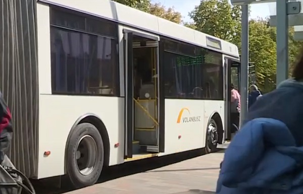 Több mint 150 új, fedett buszvárót alakítanak ki Békéscsabán