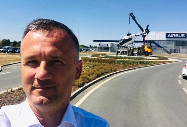 Görgényi Ernő, Gyula polgármestere az Airbus gyár előtt - Fotó: Facebook